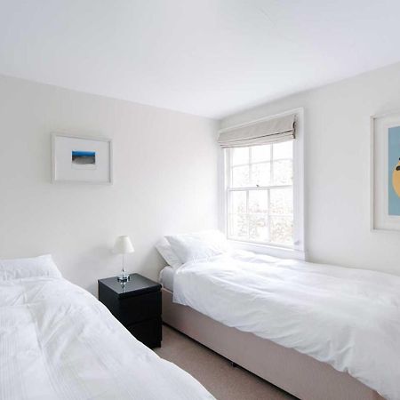 Stylish Three Bedroom Apartment In Heart Of City Бат Екстериор снимка