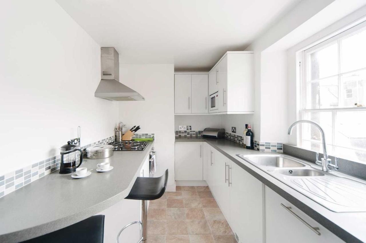 Stylish Three Bedroom Apartment In Heart Of City Бат Екстериор снимка